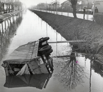 95336 Afbeelding van een te water geraakte vrachtwagen in de Leidsche Rijn te De Meern uit het westen; met rechts de ...